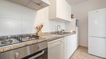 Fridge, microwave, oven, stovetop