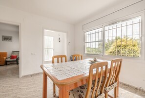 Dining - Holiday Home 'Teresa Deltebre' with Private Terrace, Wi-Fi and Air Conditioning (Deltebre)