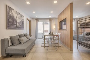 TV - Family Catedral Apartment with Balcony, Wi-Fi, and Air Conditioning (Granada)