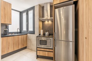 Fridge, microwave, oven, stovetop - Family Catedral Apartment with Balcony, Wi-Fi, and Air Conditioning (Granada)