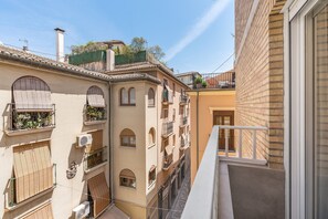 Property grounds - Family Catedral Apartment with Balcony, Wi-Fi, and Air Conditioning (Granada)