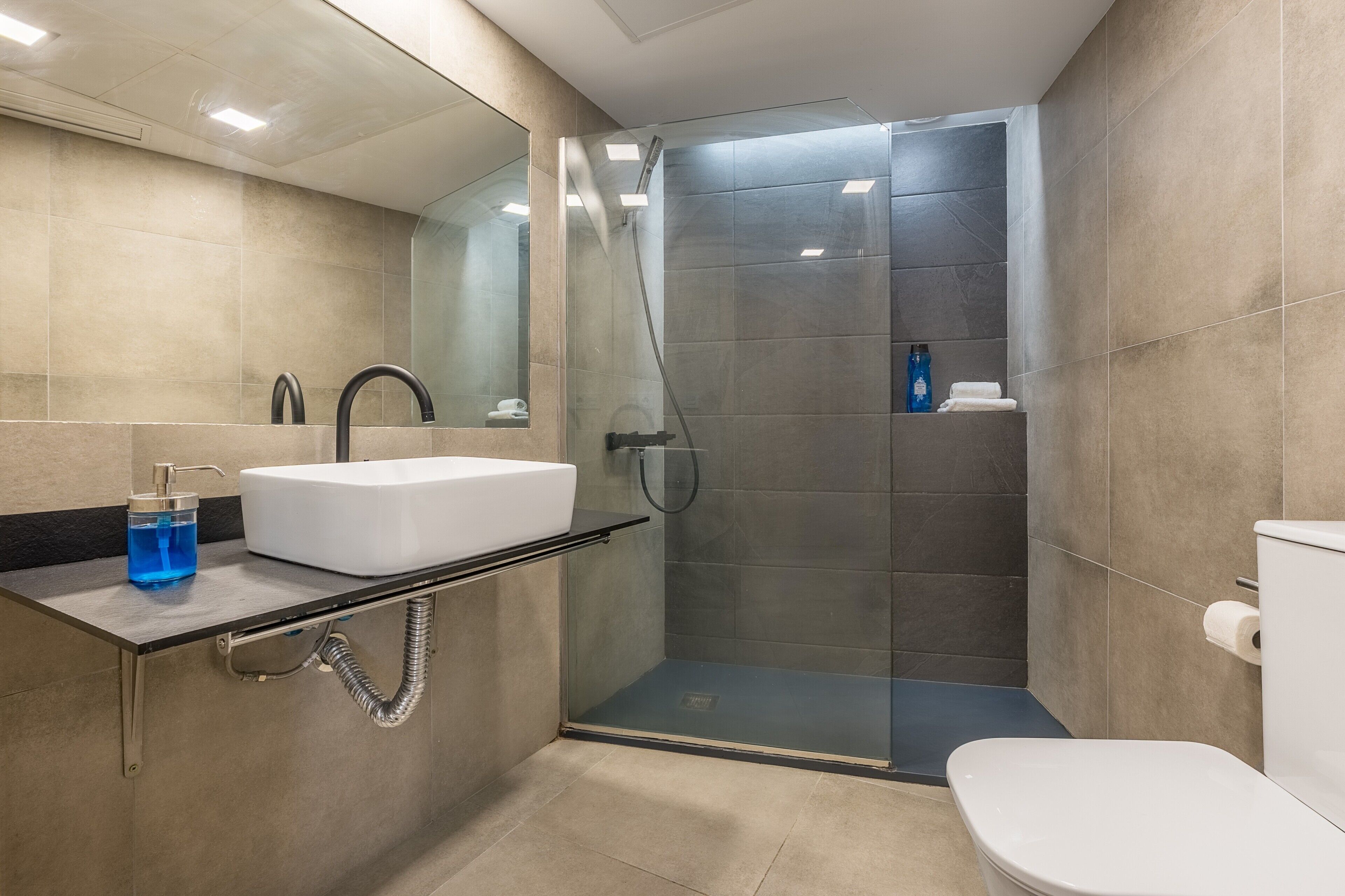 Een douche, een haardroger, handdoeken