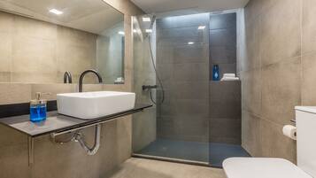 Een douche, een haardroger, handdoeken