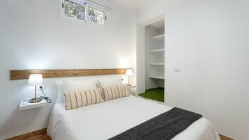 1 habitación, tabla de planchar con plancha, wifi gratis y ropa de cama