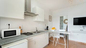 Een koelkast, een magnetron, een kookplaat