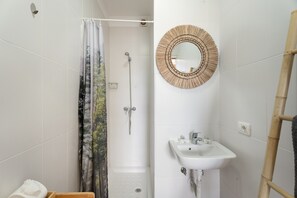 Een douche, een haardroger, handdoeken