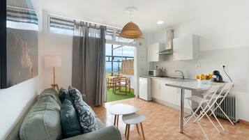 Een televisie en een open haard