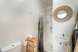 Shower, hair dryer, towels - Vacation 'Beautiful Sea View and Pool Finca 1' with Shared Pool, Private Terrace and Wi-Fi (Adeje)