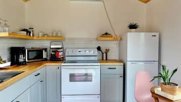 Kjøleskap, ovn, kokeplater og kaffetrakter/tekoker