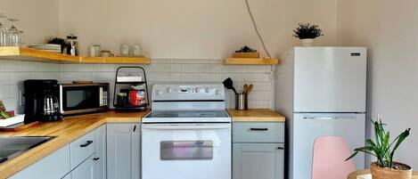 Kühlschrank, Ofen, Herdplatte, Wasserkocher mit Kaffee-/Teezubehör