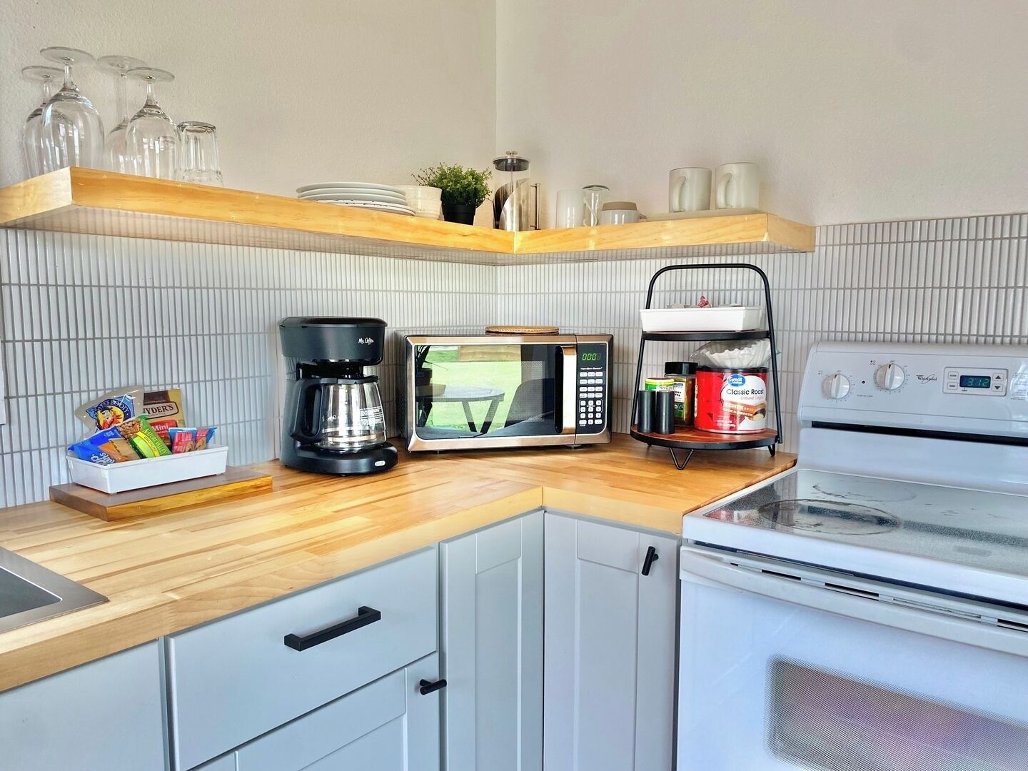 Kjøleskap, ovn, kokeplater og kaffetrakter/tekoker