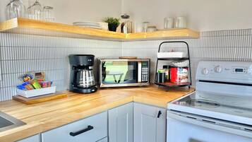 Kjøleskap, ovn, kokeplater og kaffetrakter/tekoker