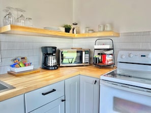 Fridge, oven, stovetop, coffee/tea maker