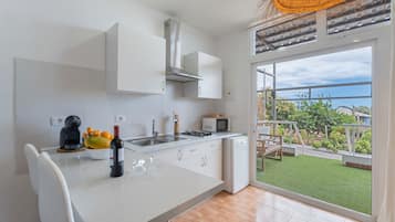 Een koelkast, een magnetron, een kookplaat