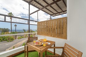 تناول الطعام بالخارج