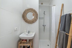 Douche, sèche-cheveux, serviettes fournies