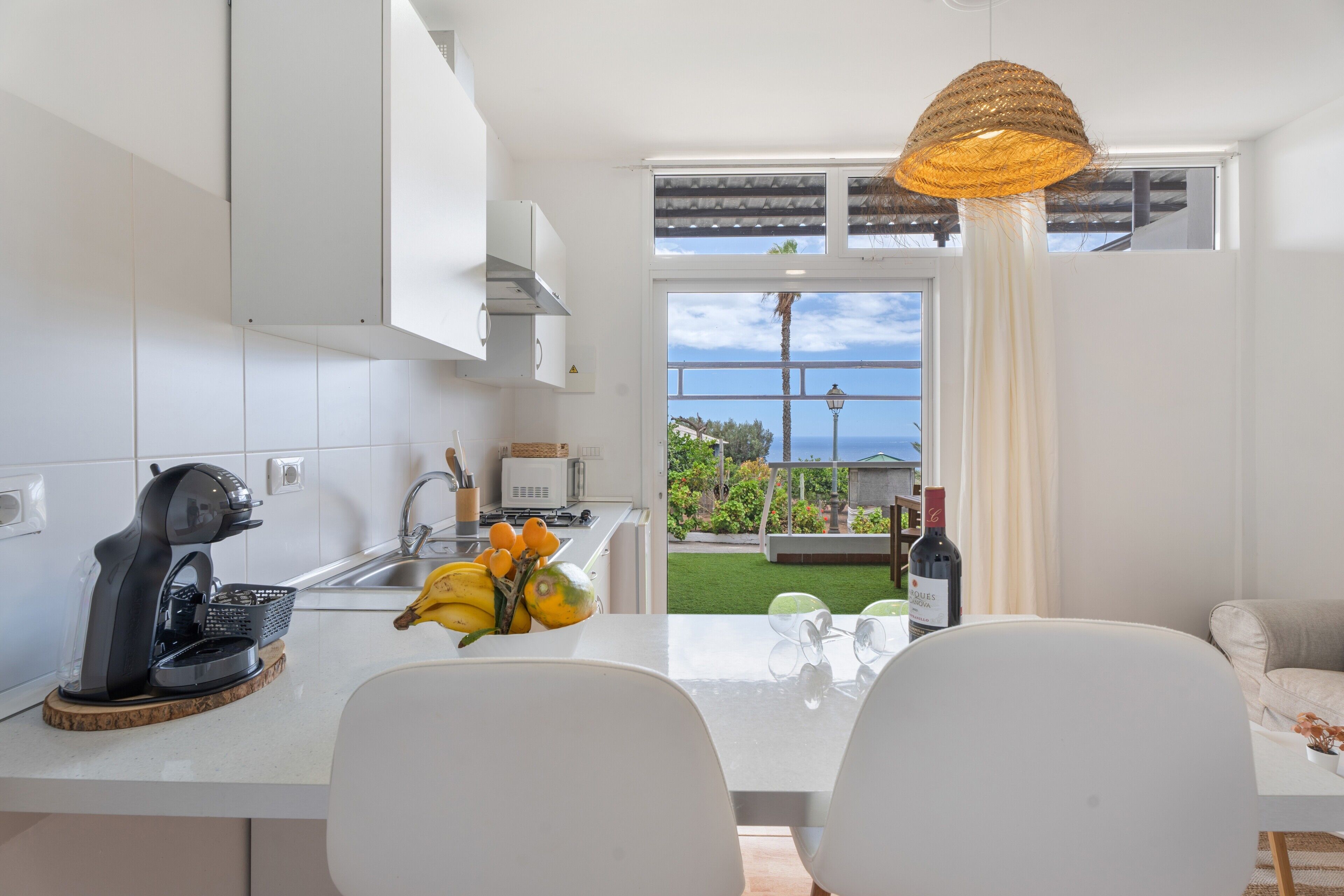 Réfrigérateur, micro-ondes, plaque de cuisson, cafetière/bouilloire
