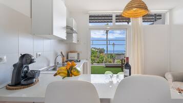 Frigorífico, microondas, placa de cocina y cafetera o tetera