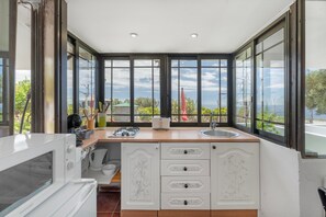 Réfrigérateur, micro-ondes, plaque de cuisson, cafetière/bouilloire