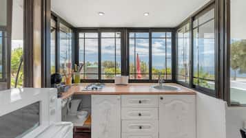 Jääkaappi, mikroaaltouuni, liesi, kahvin-/teenkeitin