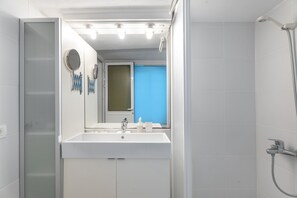 Ducha, secador de pelo y toallas