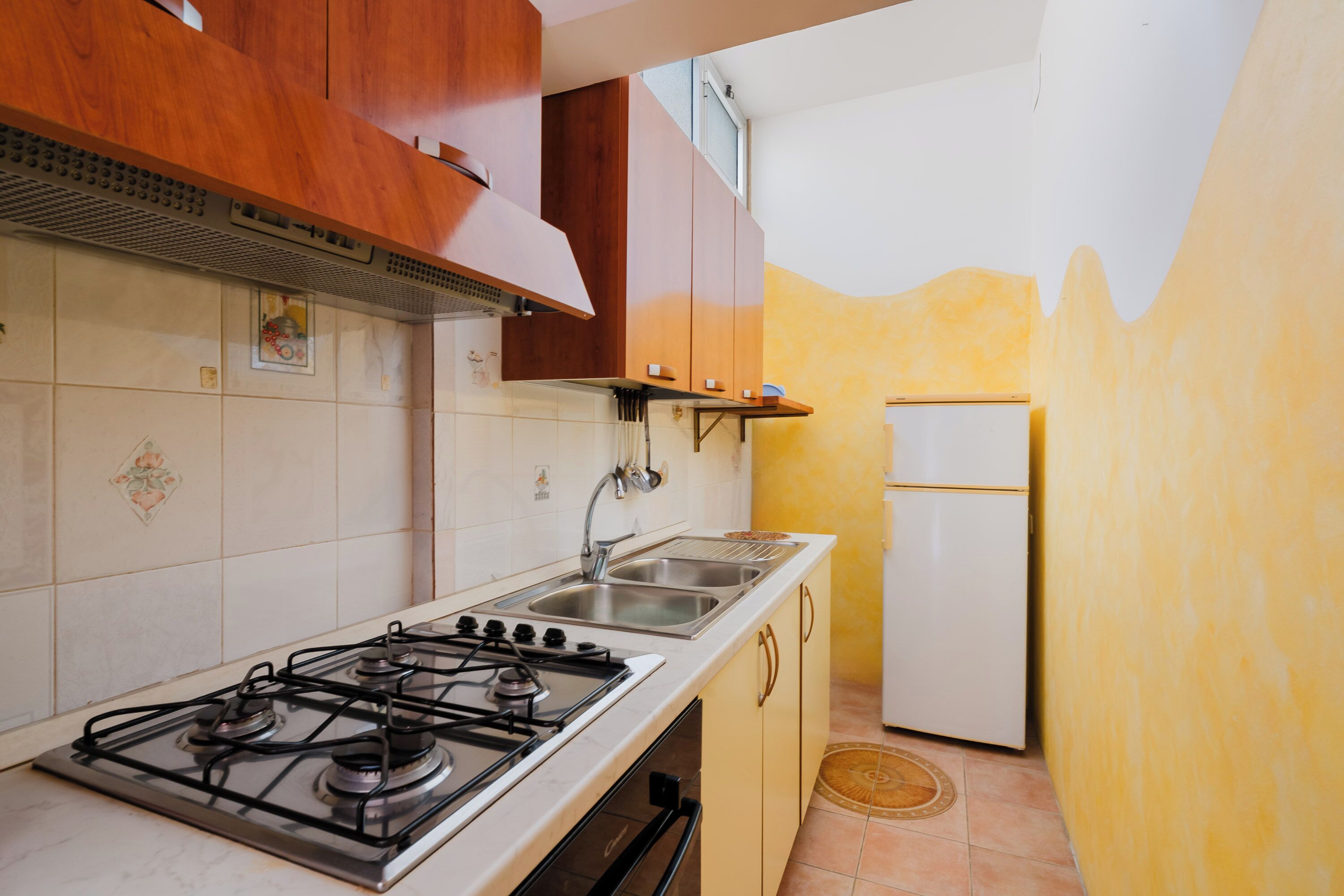 Kühlschrank, Ofen, Herdplatte, Kochgeschirr/Geschirr/Besteck