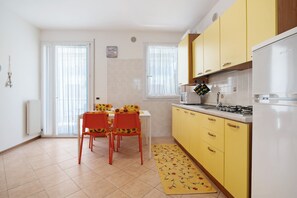 Kühlschrank, Mikrowelle, Herdplatte, Kochgeschirr/Geschirr/Besteck