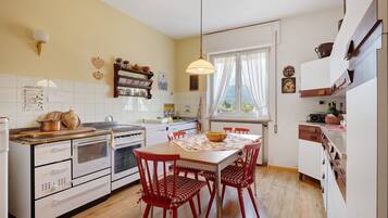 Frigorifero, forno, piano cottura, lavastoviglie