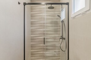 Een douche, handdoeken