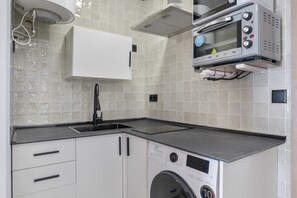 Fridge, microwave, oven, stovetop