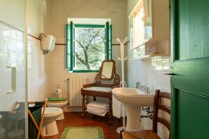 Shower, hair dryer, towels - Villa 'Caio Alto' with Mountain View, Private Garden and Wi-Fi (Cetona)