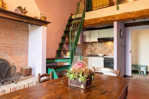 Fridge, oven, stovetop, coffee/tea maker