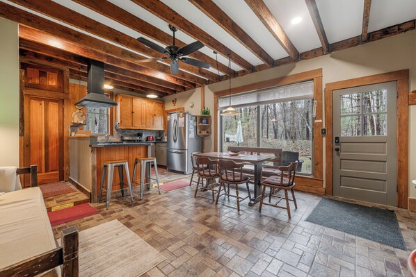 Jääkaappi, mikroaaltouuni, uuni, liesi