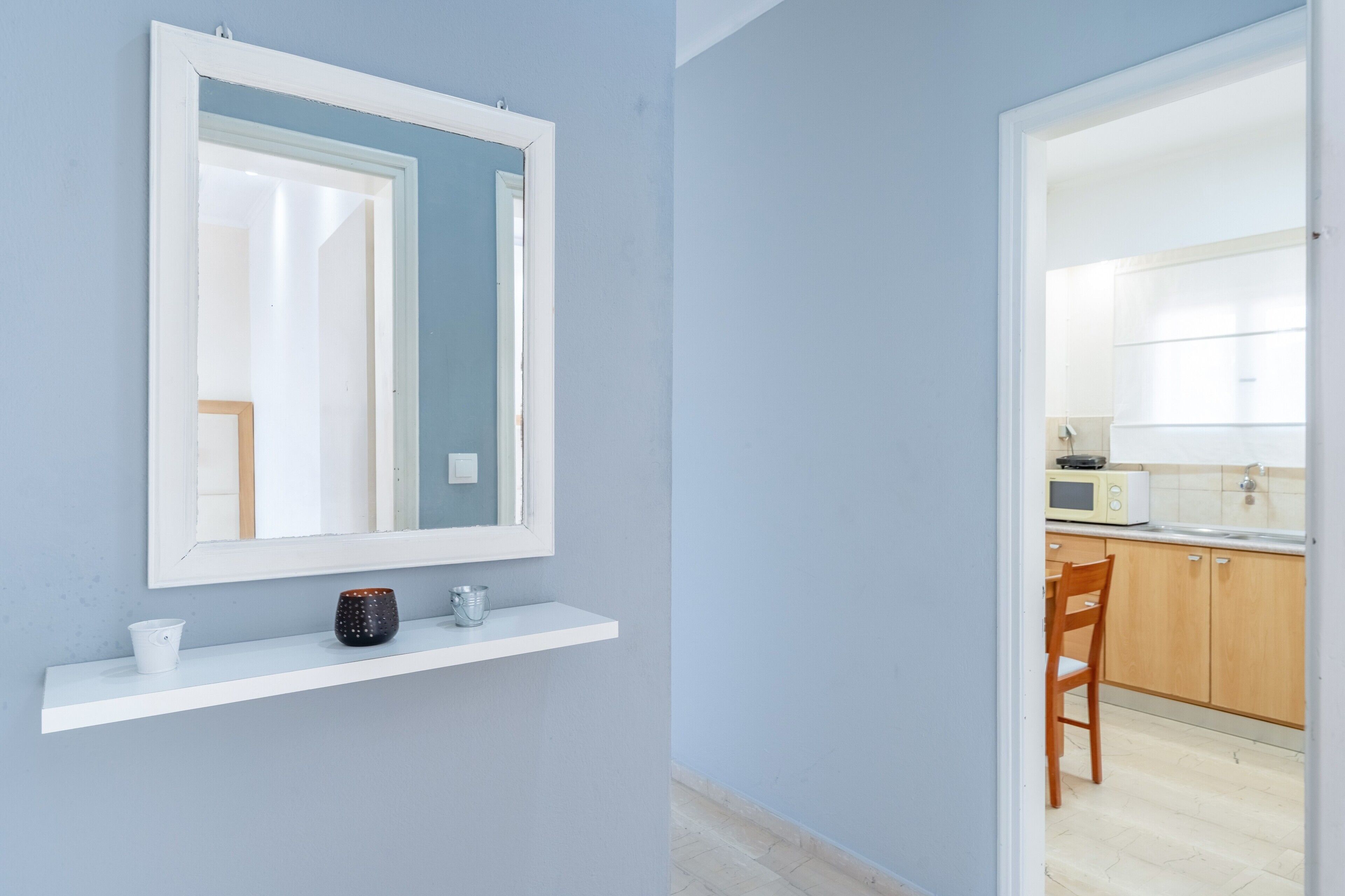 Stovetop, electric kettle, cookware/dishes/utensils