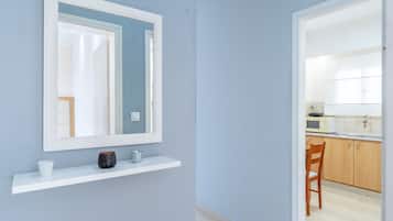 Stovetop, electric kettle, cookware/dishes/utensils