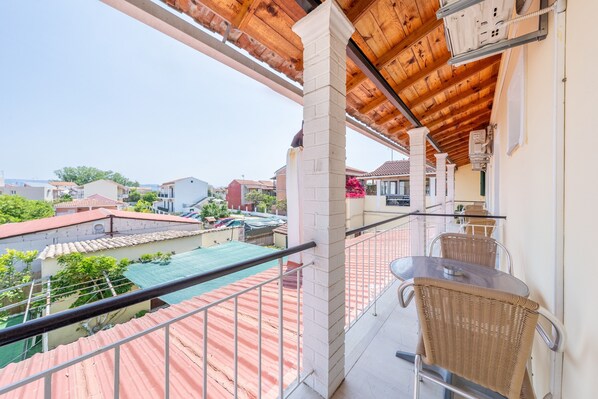 Property grounds - Apartment 'Two Bedroom 2' with Balcony, Wi-Fi and Air Conditioning (Kavos)