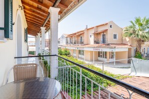 Outdoor dining - Apartment 'Two Bedroom 2' with Balcony, Wi-Fi and Air Conditioning (Kavos)