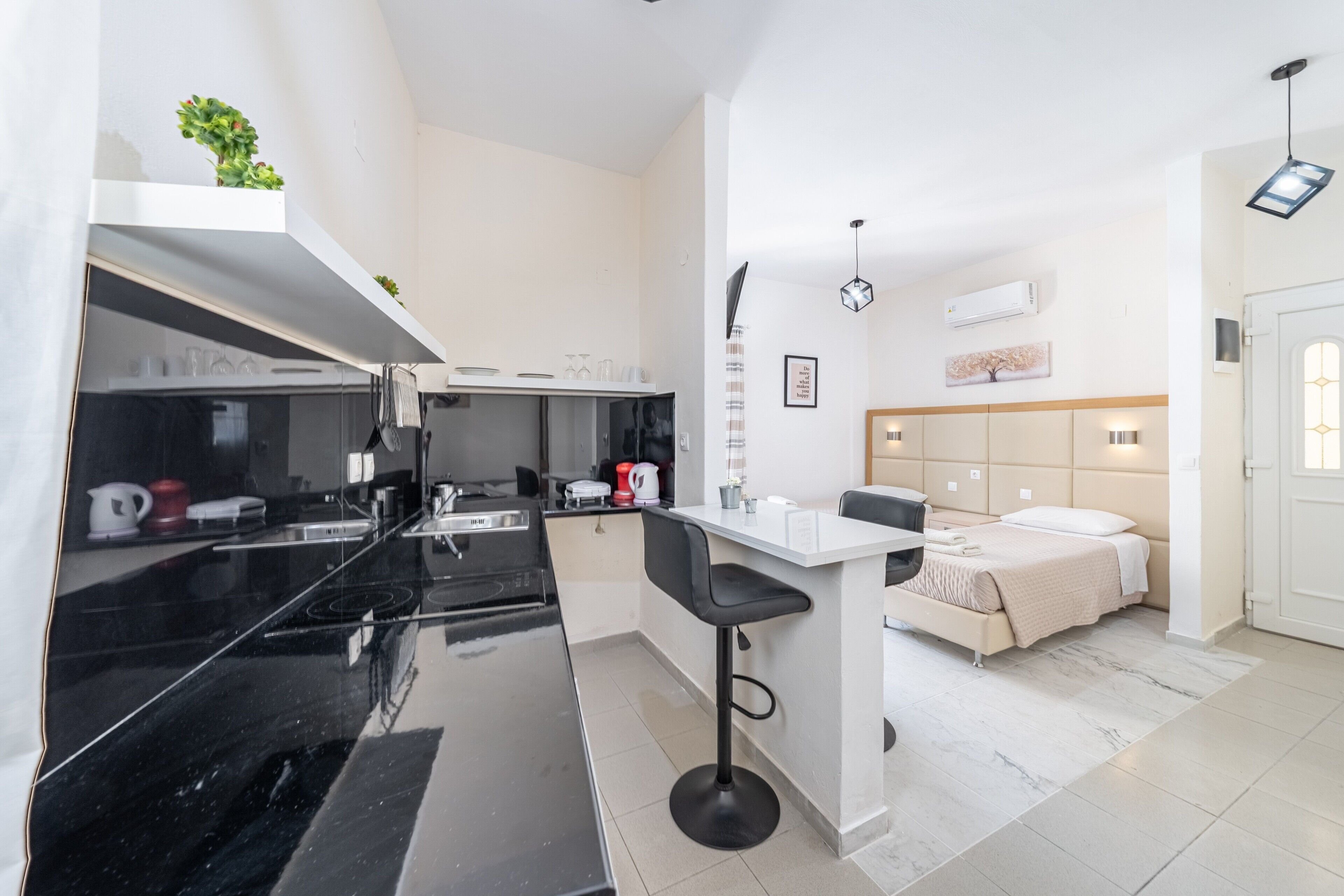 Réfrigérateur, four à micro-ondes, surface de cuisson