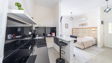 Réfrigérateur, four à micro-ondes, surface de cuisson