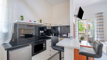 Een koelkast, een microgolfoven, een kookplaat, een waterkoker