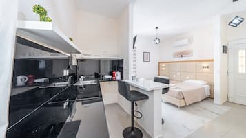 Frigorífico, microondas, placa de cocina y hervidor eléctrico