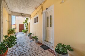 Interior - Apartment 'Family Flat - 3 Bedrooms' with Wi-Fi and Air Conditioning (Kavos)