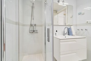 Shower, hair dryer, towels - Apartment 'Torresol 208' with Shared Pool, Wi-Fi and Air Conditioning (Nerja)