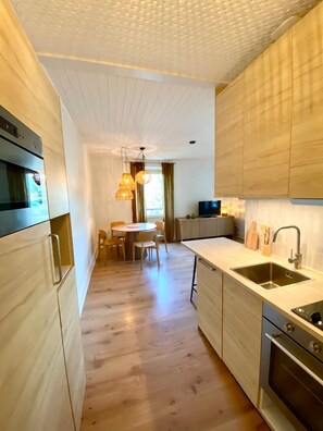 Réfrigérateur, four à micro-ondes, un four, surface de cuisson