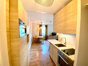 Kühlschrank, Mikrowelle, Ofen, Herdplatte