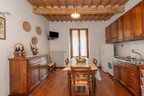 Frigorífico, microondas, placa de cocina y utensilios de cocina