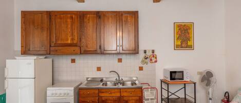 Refrigerador, microondas, parrilla de estufa y utensilios de cocina