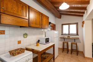 Frigorifero, microonde, piano cottura, pentole/stoviglie/utensili