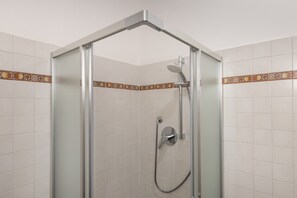 Shower, hair dryer, towels - Apartment 'Milla - Colombaccio' with Shared Pool, Shared Terrace and Wi-Fi (Cecina)