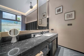 Dobbeltrom – comfort, terrasse | Bad | Toalettartikler (inkludert), hårføner, tøfler og håndklær